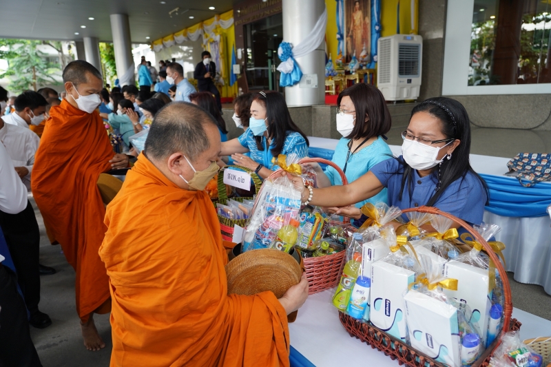 พิธีทำบุญตักบาตรข้าวสารอาหารแห้ง คณะสงฆ์จากวัดบรมนิวาสราชวรวิหาร เนื่องในโอกาสมหามงคลเฉลิมพระชนมพรรษา 90 พรรษา 12 สิงหาคม 2565 ณ