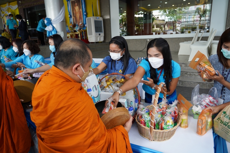 พิธีทำบุญตักบาตรข้าวสารอาหารแห้ง คณะสงฆ์จากวัดบรมนิวาสราชวรวิหาร เนื่องในโอกาสมหามงคลเฉลิมพระชนมพรรษา 90 พรรษา 12 สิงหาคม 2565 ณ