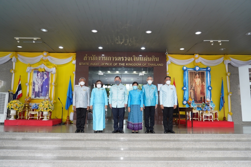 พิธีทำบุญตักบาตรข้าวสารอาหารแห้ง คณะสงฆ์จากวัดบรมนิวาสราชวรวิหาร เนื่องในโอกาสมหามงคลเฉลิมพระชนมพรรษา 90 พรรษา 12 สิงหาคม 2565 ณ