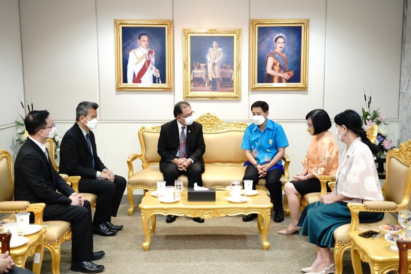 สำนักงานการตรวจเงินแผ่นดินมอบของที่ระลึกแก่หน่วยงานที่ร่วมแสดงความยินดีเนื่องในโอกาสครบรอบ 106 ปี สำนักงานการตรวจเงินแผ่นดิน