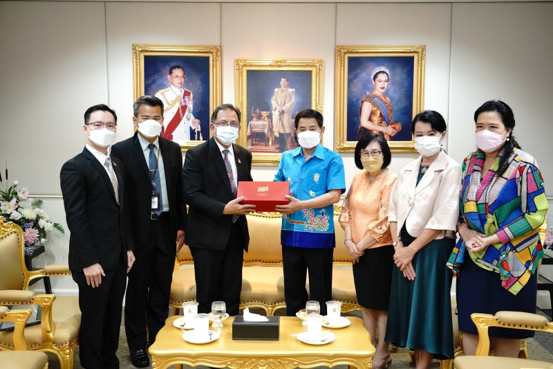 สำนักงานการตรวจเงินแผ่นดินมอบของที่ระลึกแก่หน่วยงานที่ร่วมแสดงความยินดีเนื่องในโอกาสครบรอบ 106 ปี สำนักงานการตรวจเงินแผ่นดิน