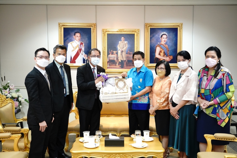 สำนักงานการตรวจเงินแผ่นดินมอบของที่ระลึกแก่หน่วยงานที่ร่วมแสดงความยินดีเนื่องในโอกาสครบรอบ 106 ปี สำนักงานการตรวจเงินแผ่นดิน