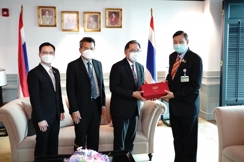 สำนักงานการตรวจเงินแผ่นดินมอบของที่ระลึกแก่หน่วยงานที่ร่วมแสดงความยินดีเนื่องในโอกาสครบรอบ 106 ปี สำนักงานการตรวจเงินแผ่นดิน