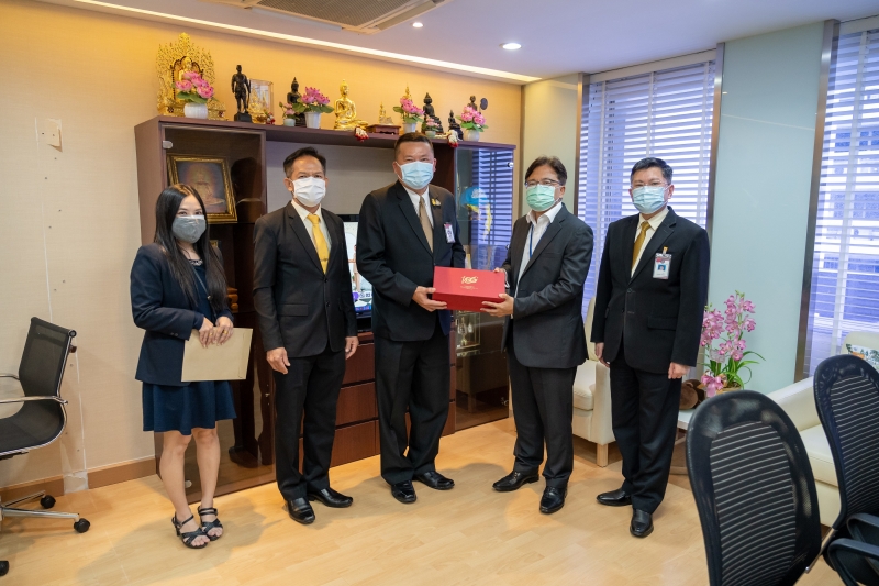 สำนักงานการตรวจเงินแผ่นดินมอบของที่ระลึกแก่หน่วยงานที่ร่วมแสดงความยินดีเนื่องในโอกาสครบรอบ 106 ปี สำนักงานการตรวจเงินแผ่นดิน