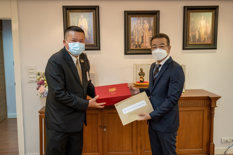 สำนักงานการตรวจเงินแผ่นดินมอบของที่ระลึกแก่หน่วยงานที่ร่วมแสดงความยินดีเนื่องในโอกาสครบรอบ 106 ปี สำนักงานการตรวจเงินแผ่นดิน