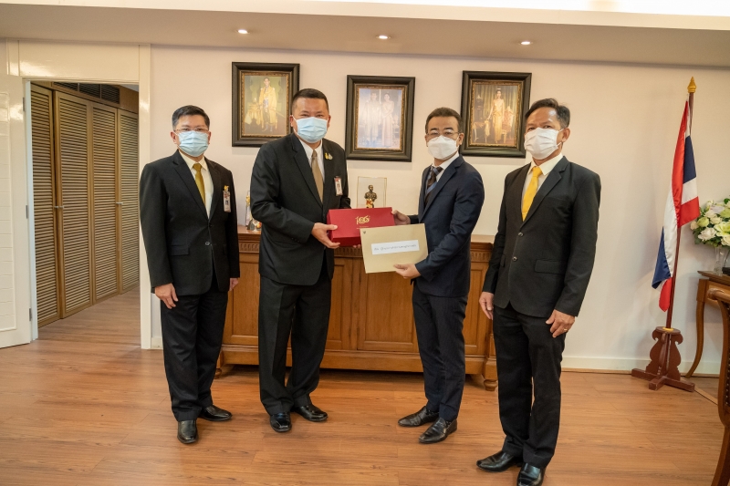 สำนักงานการตรวจเงินแผ่นดินมอบของที่ระลึกแก่หน่วยงานที่ร่วมแสดงความยินดีเนื่องในโอกาสครบรอบ 106 ปี สำนักงานการตรวจเงินแผ่นดิน