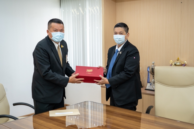 สำนักงานการตรวจเงินแผ่นดินมอบของที่ระลึกแก่หน่วยงานที่ร่วมแสดงความยินดีเนื่องในโอกาสครบรอบ 106 ปี สำนักงานการตรวจเงินแผ่นดิน