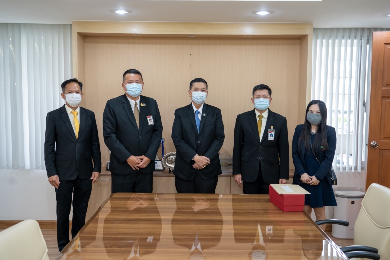 สำนักงานการตรวจเงินแผ่นดินมอบของที่ระลึกแก่หน่วยงานที่ร่วมแสดงความยินดีเนื่องในโอกาสครบรอบ 106 ปี สำนักงานการตรวจเงินแผ่นดิน