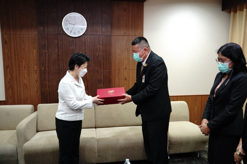 สำนักงานการตรวจเงินแผ่นดินมอบของที่ระลึกแก่หน่วยงานที่ร่วมแสดงความยินดีเนื่องในโอกาสครบรอบ 106 ปี สำนักงานการตรวจเงินแผ่นดิน