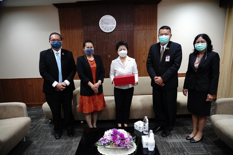 สำนักงานการตรวจเงินแผ่นดินมอบของที่ระลึกแก่หน่วยงานที่ร่วมแสดงความยินดีเนื่องในโอกาสครบรอบ 106 ปี สำนักงานการตรวจเงินแผ่นดิน