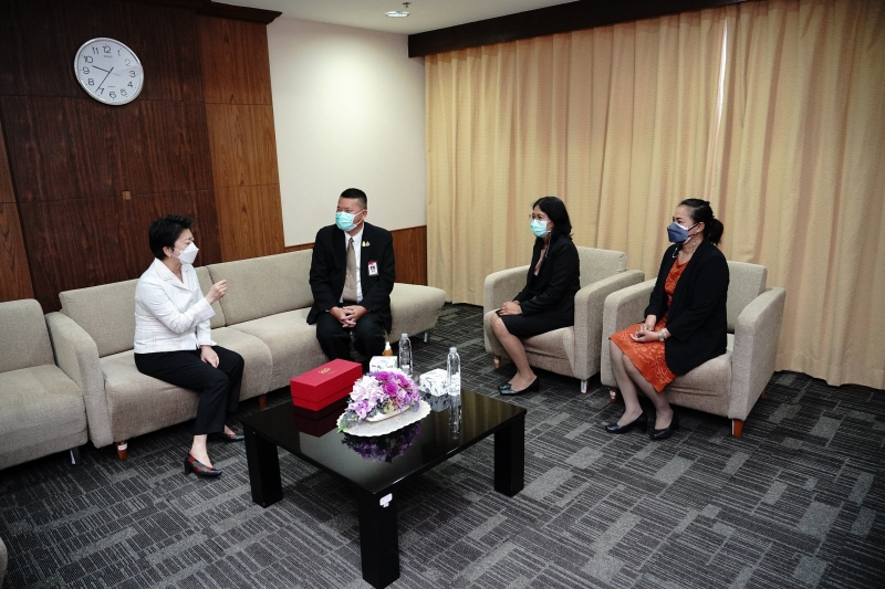 สำนักงานการตรวจเงินแผ่นดินมอบของที่ระลึกแก่หน่วยงานที่ร่วมแสดงความยินดีเนื่องในโอกาสครบรอบ 106 ปี สำนักงานการตรวจเงินแผ่นดิน