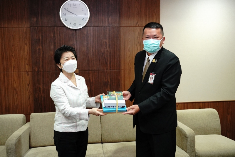 สำนักงานการตรวจเงินแผ่นดินมอบของที่ระลึกแก่หน่วยงานที่ร่วมแสดงความยินดีเนื่องในโอกาสครบรอบ 106 ปี สำนักงานการตรวจเงินแผ่นดิน