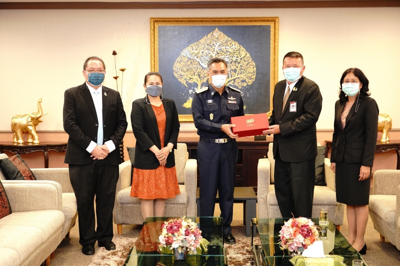 สำนักงานการตรวจเงินแผ่นดินมอบของที่ระลึกแก่หน่วยงานที่ร่วมแสดงความยินดีเนื่องในโอกาสครบรอบ 106 ปี สำนักงานการตรวจเงินแผ่นดิน