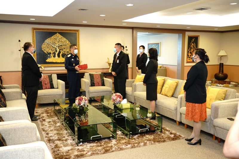 สำนักงานการตรวจเงินแผ่นดินมอบของที่ระลึกแก่หน่วยงานที่ร่วมแสดงความยินดีเนื่องในโอกาสครบรอบ 106 ปี สำนักงานการตรวจเงินแผ่นดิน