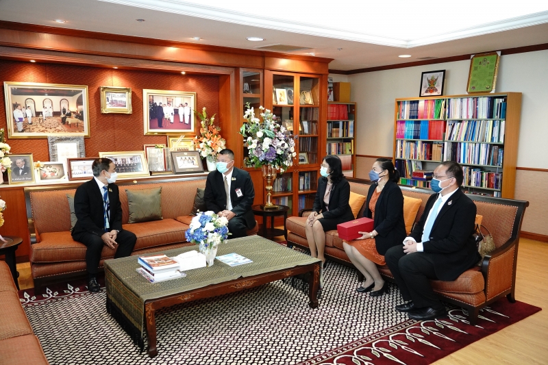 สำนักงานการตรวจเงินแผ่นดินมอบของที่ระลึกแก่หน่วยงานที่ร่วมแสดงความยินดีเนื่องในโอกาสครบรอบ 106 ปี สำนักงานการตรวจเงินแผ่นดิน