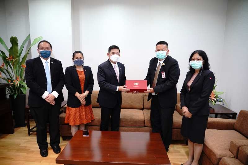 สำนักงานการตรวจเงินแผ่นดินมอบของที่ระลึกแก่หน่วยงานที่ร่วมแสดงความยินดีเนื่องในโอกาสครบรอบ 106 ปี สำนักงานการตรวจเงินแผ่นดิน