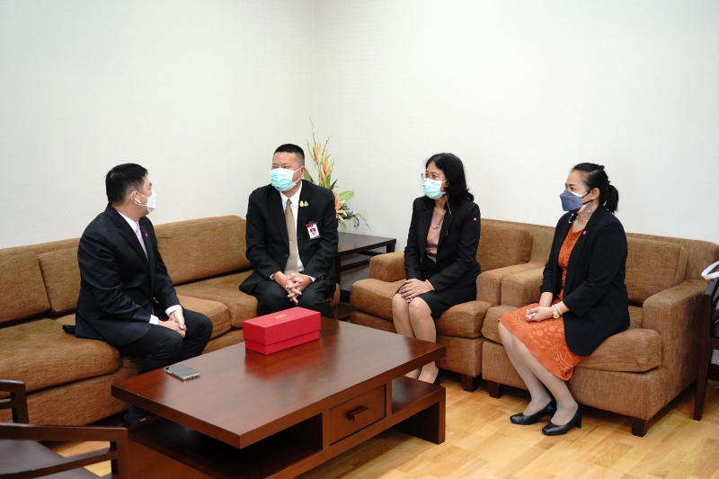 สำนักงานการตรวจเงินแผ่นดินมอบของที่ระลึกแก่หน่วยงานที่ร่วมแสดงความยินดีเนื่องในโอกาสครบรอบ 106 ปี สำนักงานการตรวจเงินแผ่นดิน