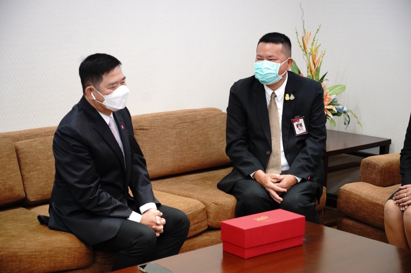 สำนักงานการตรวจเงินแผ่นดินมอบของที่ระลึกแก่หน่วยงานที่ร่วมแสดงความยินดีเนื่องในโอกาสครบรอบ 106 ปี สำนักงานการตรวจเงินแผ่นดิน