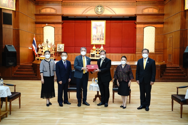 สำนักงานการตรวจเงินแผ่นดินมอบของที่ระลึกแก่หน่วยงานที่ร่วมแสดงความยินดีเนื่องในโอกาสครบรอบ 106 ปี สำนักงานการตรวจเงินแผ่นดิน