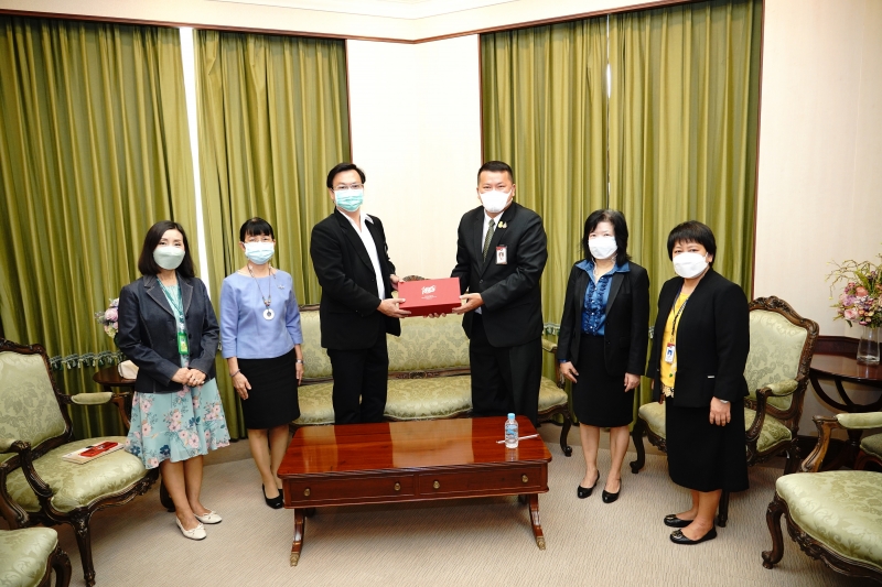 สำนักงานการตรวจเงินแผ่นดินมอบของที่ระลึกแก่หน่วยงานที่ร่วมแสดงความยินดีเนื่องในโอกาสครบรอบ 106 ปี สำนักงานการตรวจเงินแผ่นดิน