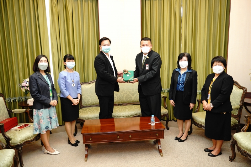 สำนักงานการตรวจเงินแผ่นดินมอบของที่ระลึกแก่หน่วยงานที่ร่วมแสดงความยินดีเนื่องในโอกาสครบรอบ 106 ปี สำนักงานการตรวจเงินแผ่นดิน