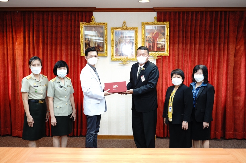 สำนักงานการตรวจเงินแผ่นดินมอบของที่ระลึกแก่หน่วยงานที่ร่วมแสดงความยินดีเนื่องในโอกาสครบรอบ 106 ปี สำนักงานการตรวจเงินแผ่นดิน