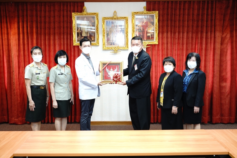 สำนักงานการตรวจเงินแผ่นดินมอบของที่ระลึกแก่หน่วยงานที่ร่วมแสดงความยินดีเนื่องในโอกาสครบรอบ 106 ปี สำนักงานการตรวจเงินแผ่นดิน