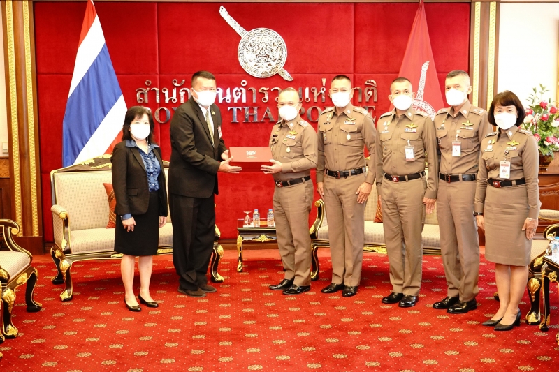 สำนักงานการตรวจเงินแผ่นดินมอบของที่ระลึกแก่หน่วยงานที่ร่วมแสดงความยินดีเนื่องในโอกาสครบรอบ 106 ปี สำนักงานการตรวจเงินแผ่นดิน