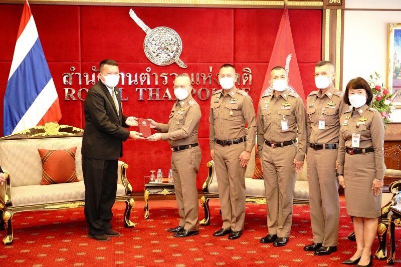 สำนักงานการตรวจเงินแผ่นดินมอบของที่ระลึกแก่หน่วยงานที่ร่วมแสดงความยินดีเนื่องในโอกาสครบรอบ 106 ปี สำนักงานการตรวจเงินแผ่นดิน