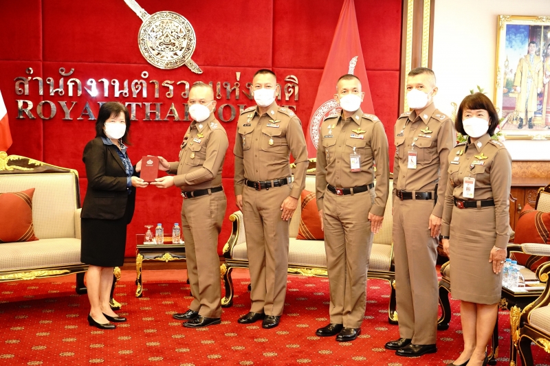 สำนักงานการตรวจเงินแผ่นดินมอบของที่ระลึกแก่หน่วยงานที่ร่วมแสดงความยินดีเนื่องในโอกาสครบรอบ 106 ปี สำนักงานการตรวจเงินแผ่นดิน