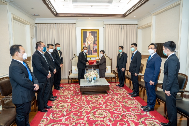 สำนักงานการตรวจเงินแผ่นดินมอบของที่ระลึกแก่หน่วยงานที่ร่วมแสดงความยินดีเนื่องในโอกาสครบรอบ 106 ปี สำนักงานการตรวจเงินแผ่นดิน