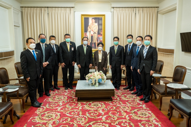 สำนักงานการตรวจเงินแผ่นดินมอบของที่ระลึกแก่หน่วยงานที่ร่วมแสดงความยินดีเนื่องในโอกาสครบรอบ 106 ปี สำนักงานการตรวจเงินแผ่นดิน