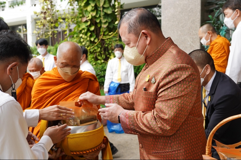 พิธีทำบุญตักบาตรข้าวสารอาหารแห้ง