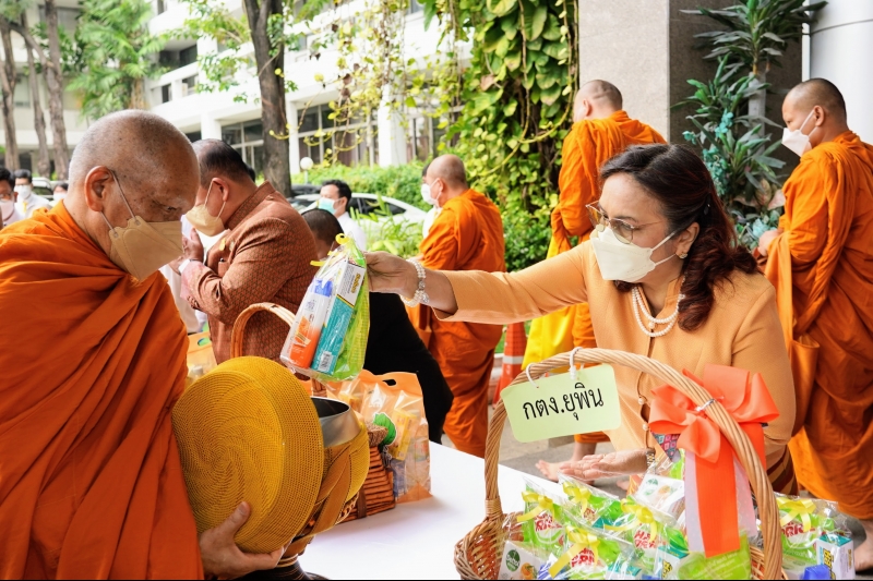 พิธีทำบุญตักบาตรข้าวสารอาหารแห้ง