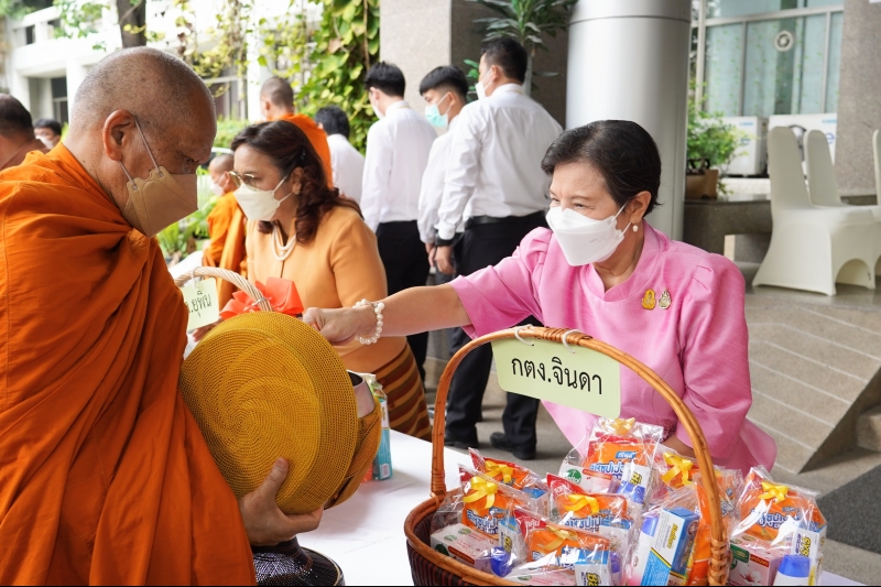 พิธีทำบุญตักบาตรข้าวสารอาหารแห้ง