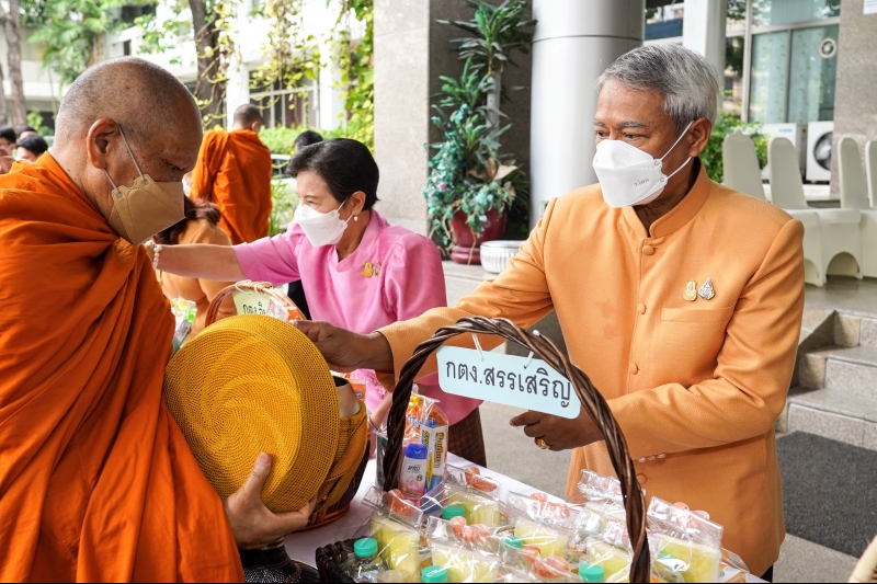 พิธีทำบุญตักบาตรข้าวสารอาหารแห้ง