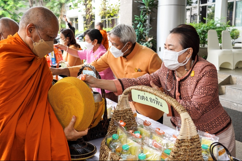 พิธีทำบุญตักบาตรข้าวสารอาหารแห้ง
