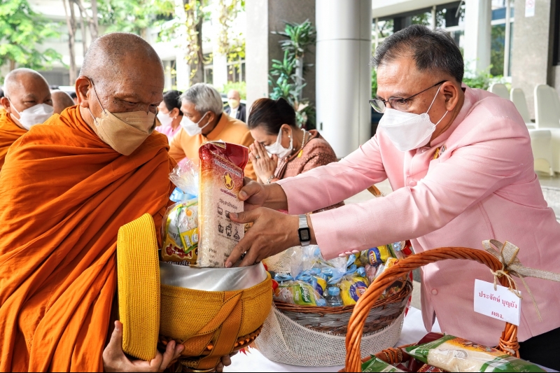 พิธีทำบุญตักบาตรข้าวสารอาหารแห้ง