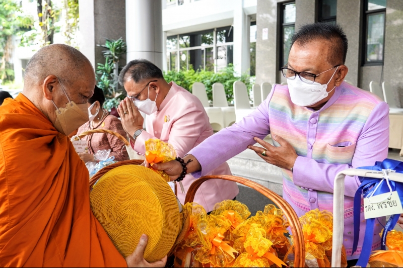 พิธีทำบุญตักบาตรข้าวสารอาหารแห้ง