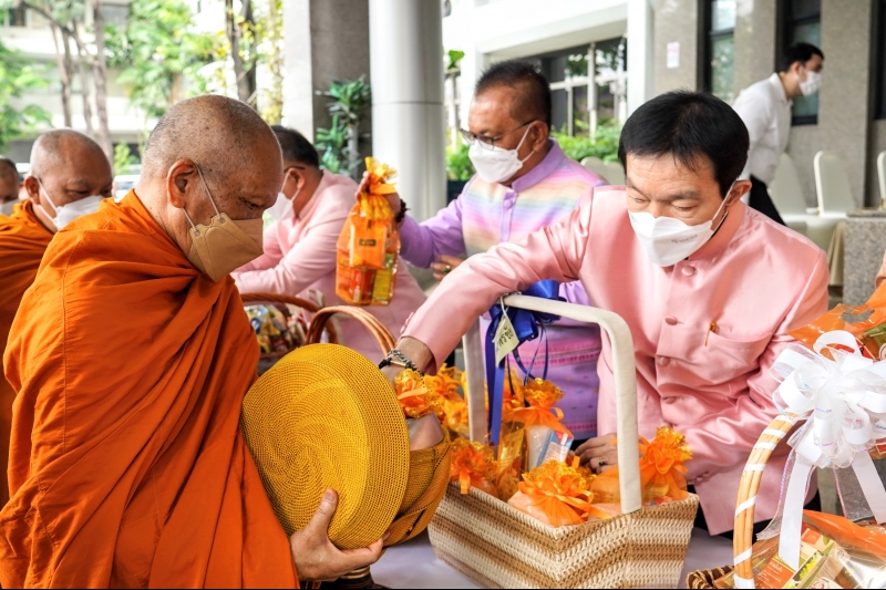 พิธีทำบุญตักบาตรข้าวสารอาหารแห้ง