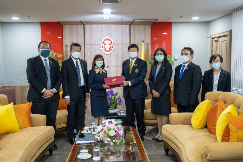 สำนักงานการตรวจเงินแผ่นดินมอบของที่ระลึกแก่หน่วยงานที่ร่วมแสดงความยินดีเนื่องในโอกาสครบรอบ 106 ปี สำนักงานการตรวจเงินแผ่นดิน