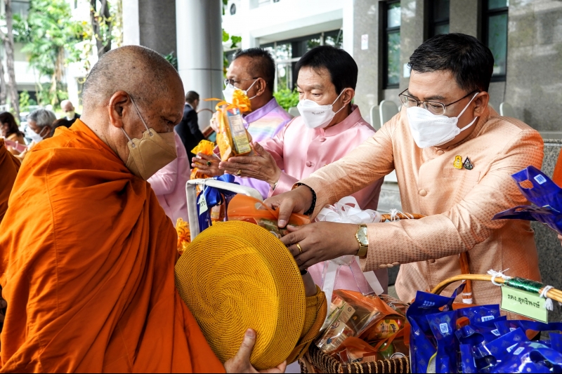 พิธีทำบุญตักบาตรข้าวสารอาหารแห้ง