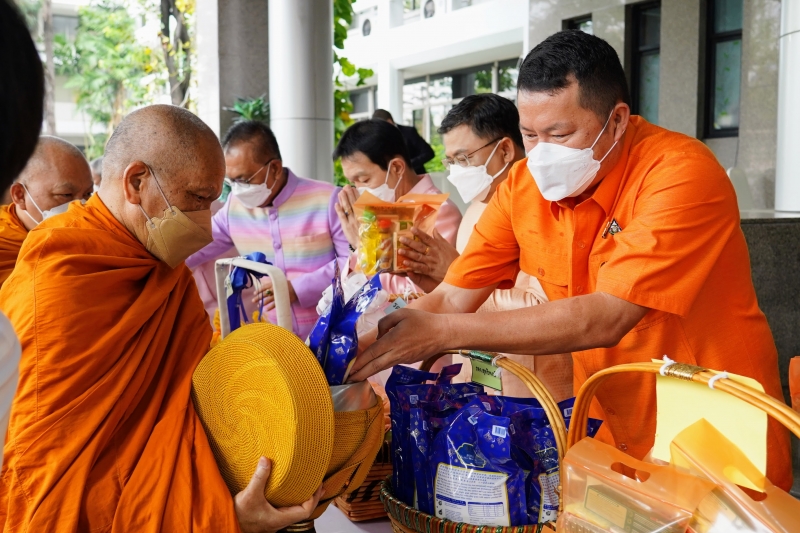 พิธีทำบุญตักบาตรข้าวสารอาหารแห้ง
