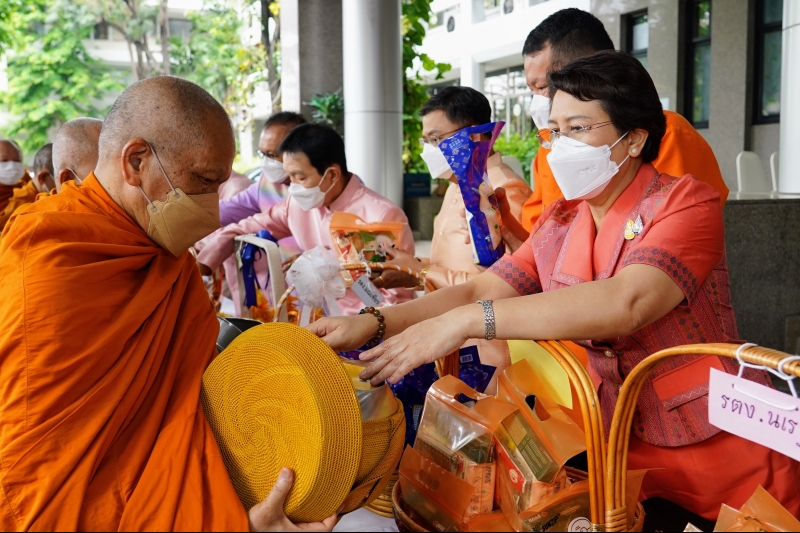 พิธีทำบุญตักบาตรข้าวสารอาหารแห้ง