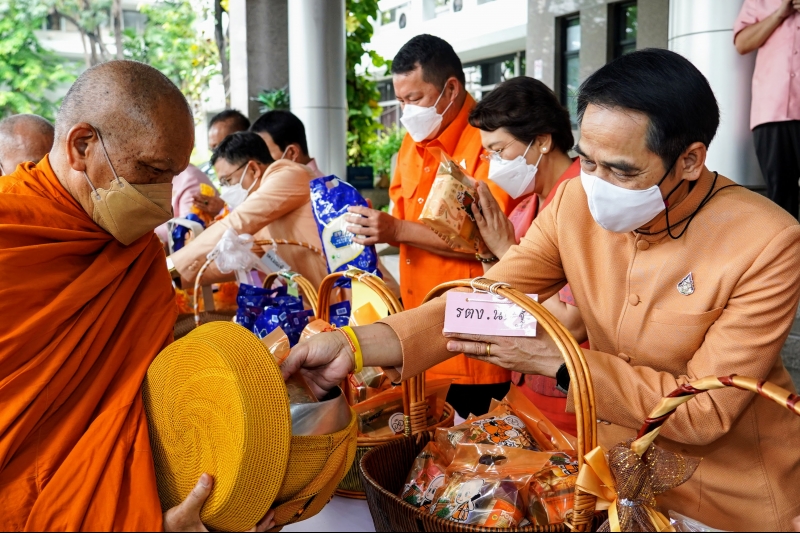 พิธีทำบุญตักบาตรข้าวสารอาหารแห้ง