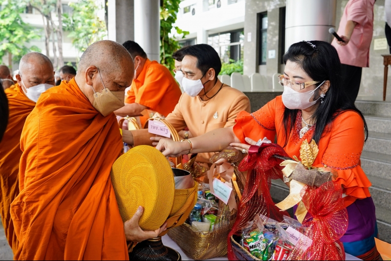 พิธีทำบุญตักบาตรข้าวสารอาหารแห้ง