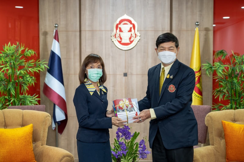 สำนักงานการตรวจเงินแผ่นดินมอบของที่ระลึกแก่หน่วยงานที่ร่วมแสดงความยินดีเนื่องในโอกาสครบรอบ 106 ปี สำนักงานการตรวจเงินแผ่นดิน