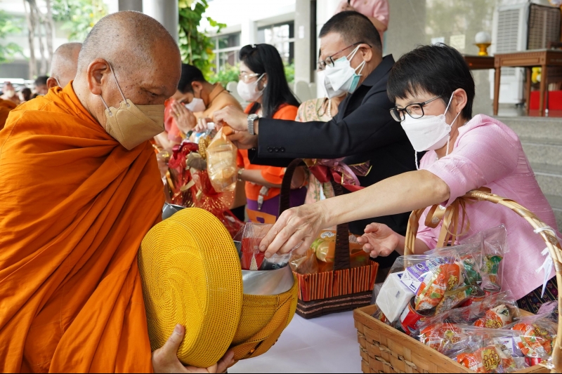 พิธีทำบุญตักบาตรข้าวสารอาหารแห้ง