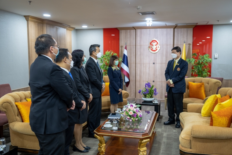 สำนักงานการตรวจเงินแผ่นดินมอบของที่ระลึกแก่หน่วยงานที่ร่วมแสดงความยินดีเนื่องในโอกาสครบรอบ 106 ปี สำนักงานการตรวจเงินแผ่นดิน