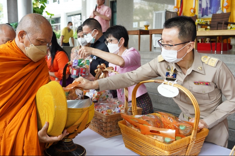 พิธีทำบุญตักบาตรข้าวสารอาหารแห้ง